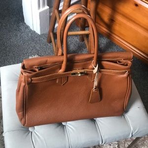 Roberta M leather handbag! 🤎